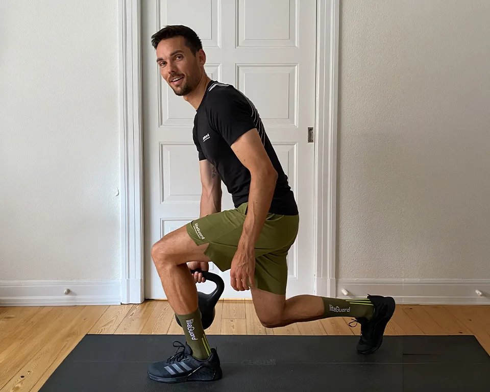 Billede 1 - træning - mand i lunges med kettlebell
