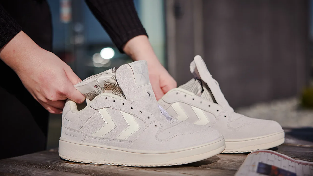 Sneakers met krantenverpakking