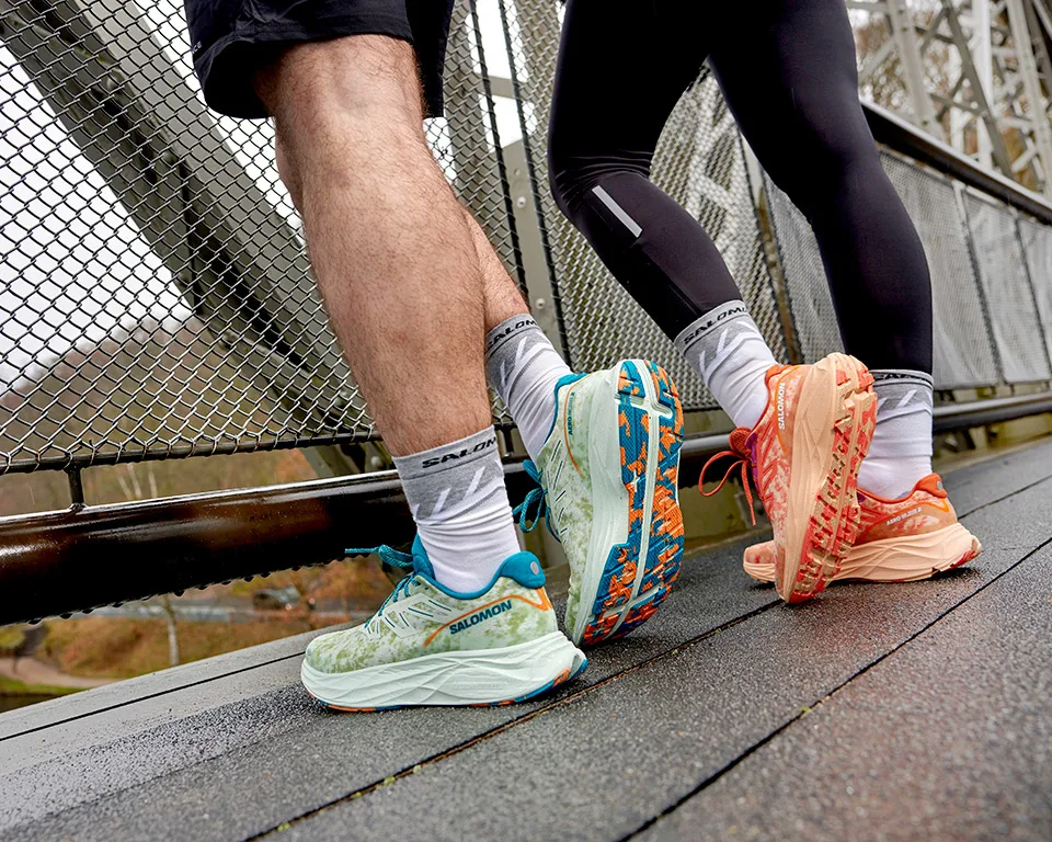 Grüne und orange Schuhe zeigen die Sohle