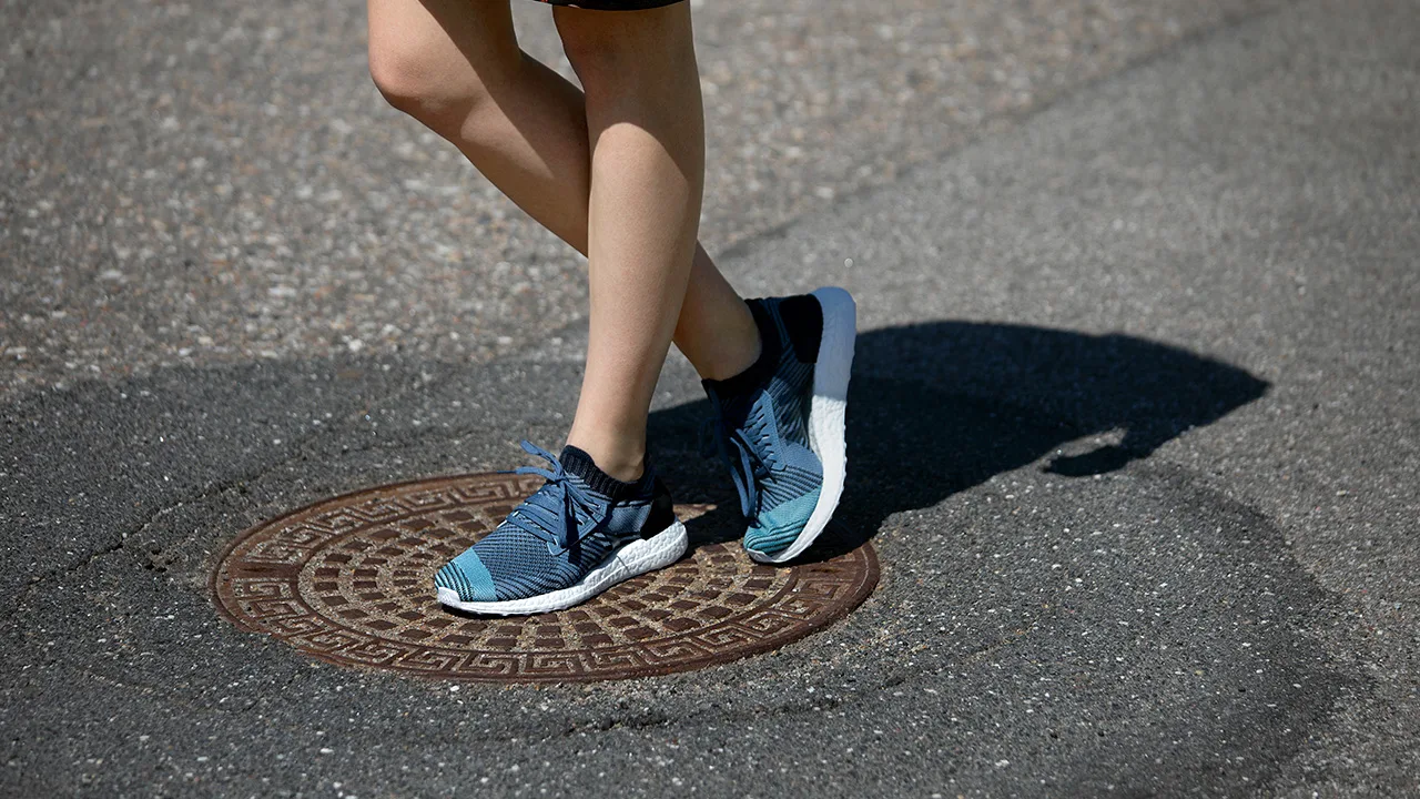 adidas Parley på asfalt