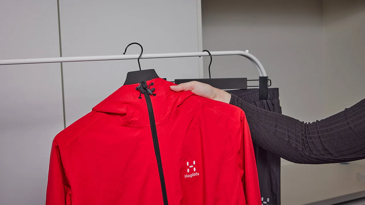 Regenbekleidung an der Luft trocknen