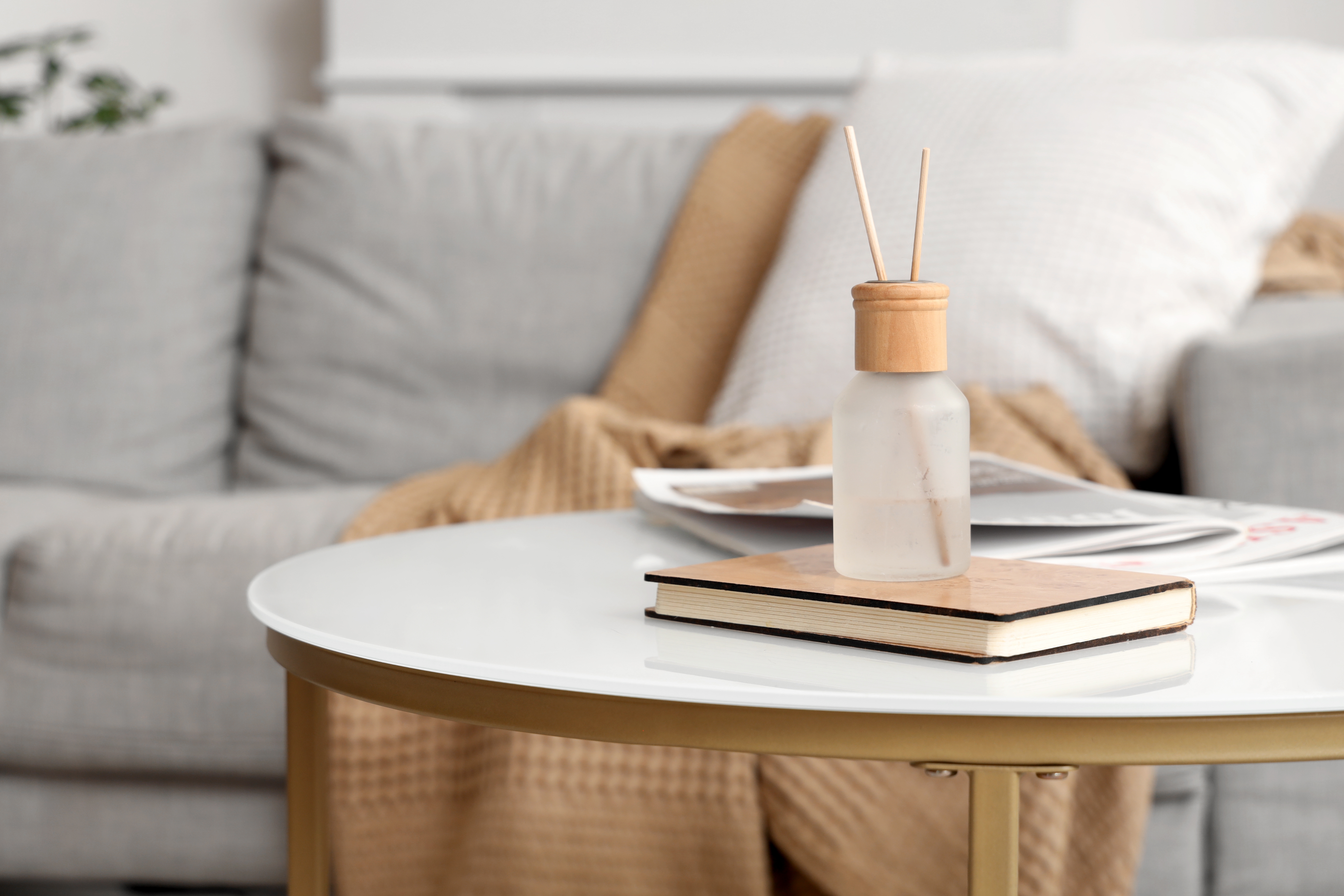 Peindre sur du verre : rénovez une table basse ou une porte vitrée !