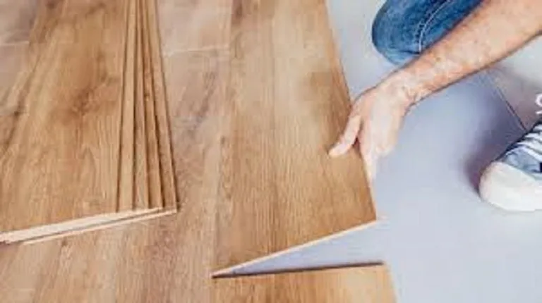 Parquet flottant qui gondole : pourquoi et comment réparer