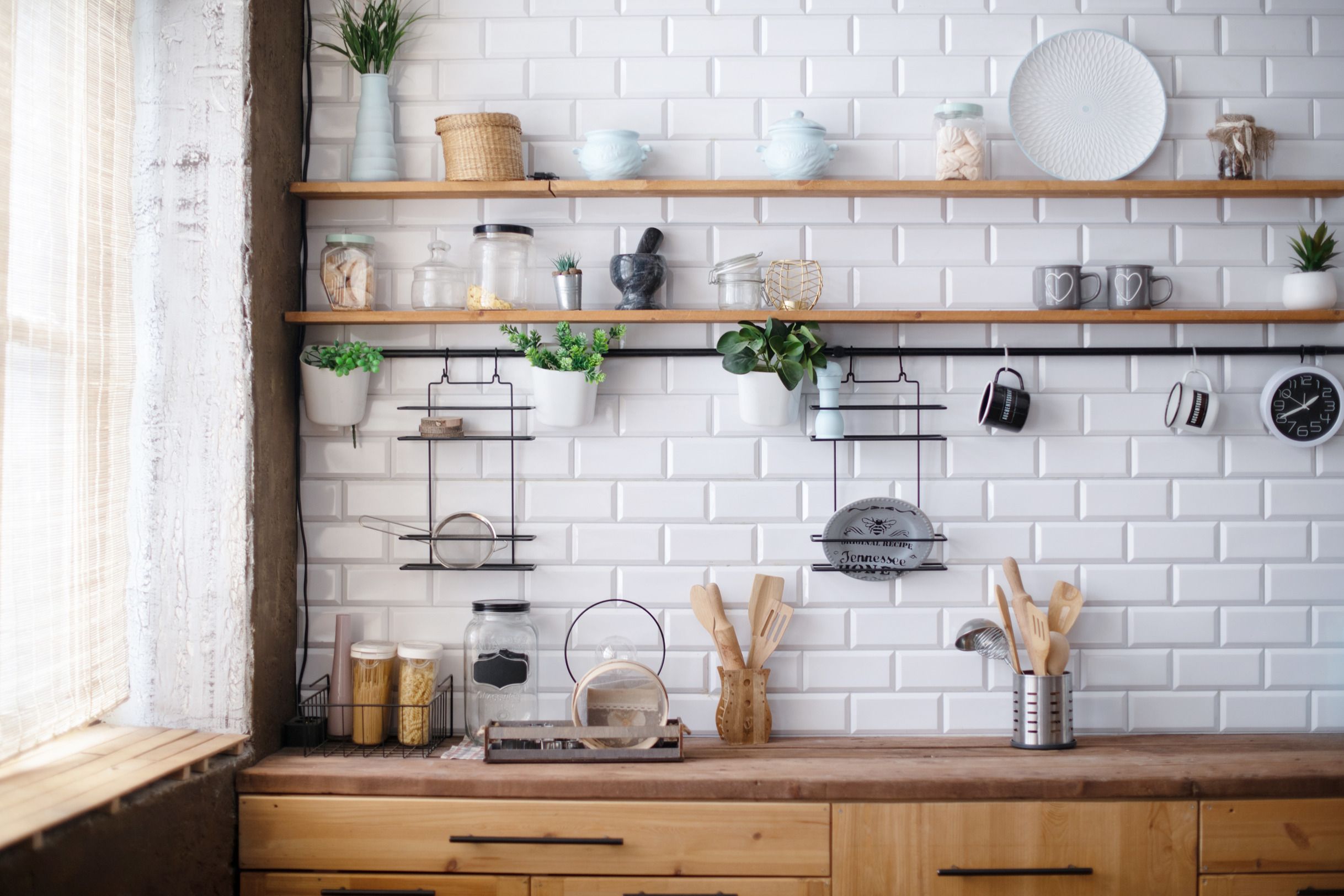 Mueble Auxiliar de cocina en blanco y natural de estilo nórdico.
