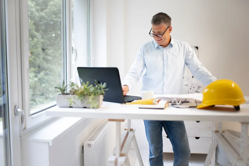 Comment bien choisir un bureau assis-debout ergonomique ?