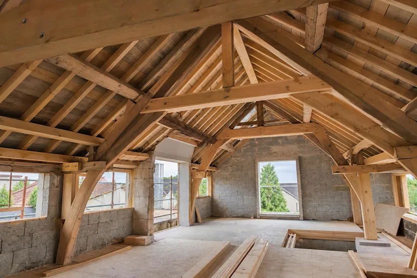 Ferme de charpente en bois : structure, portée et points de vigilance pour un projet fiable