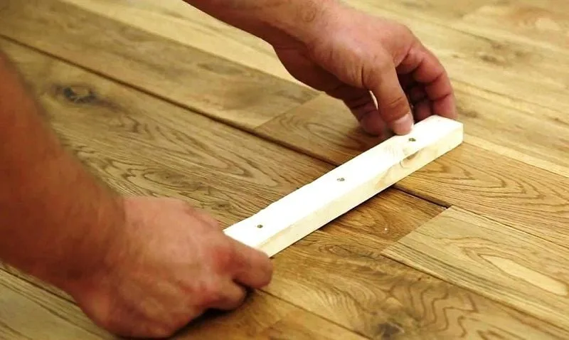 Parquet flottant qui gondole : pourquoi et comment réparer