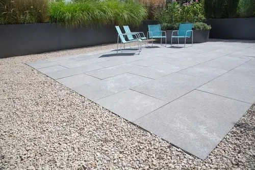 Terrassenbelge aus Stein im Vergleich