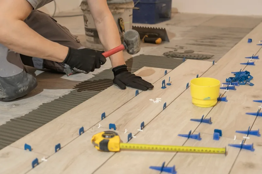 Comment poser un carrelage imitation parquet ?