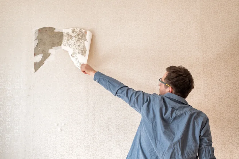 Faut-il enlever l'ancien papier peint avant d'en poser un nouveau ?