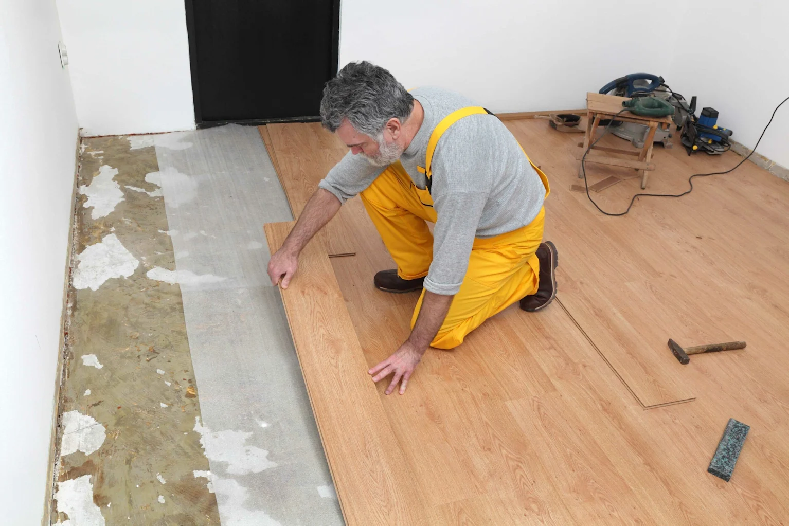 Parquet flottant qui gondole : pourquoi et comment réparer
