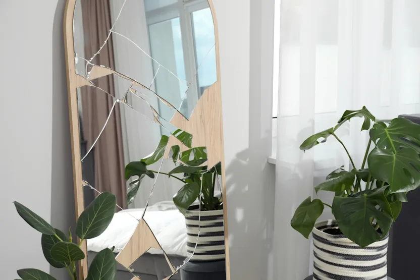 Comment redonner vie à un miroir cassé ?