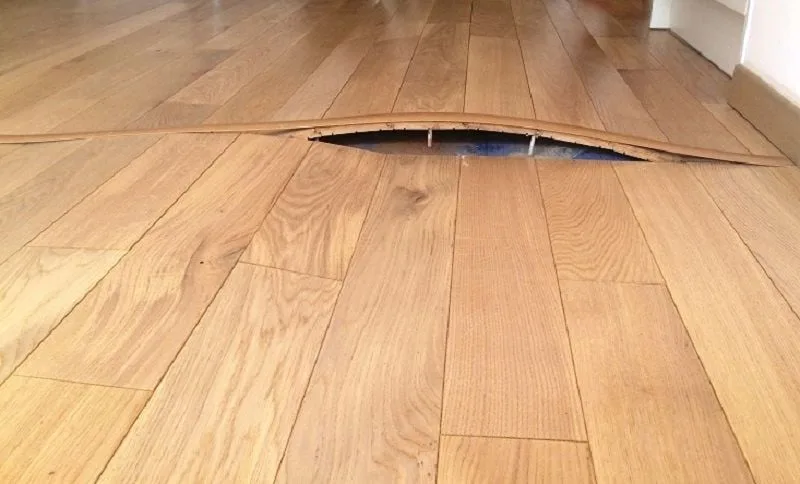 Parquet flottant qui gondole : pourquoi et comment réparer