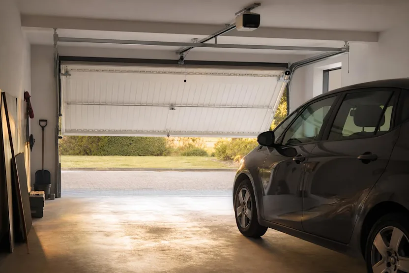 Porte basculante de garage motorisée : faisabilité, kit adapté et points de sécurité