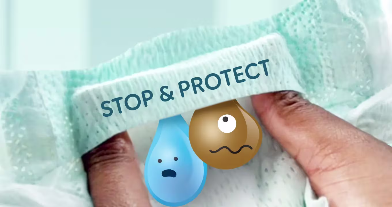 Yakın çekimde, iki elin nazikçe bir Pampers bebek bezi külotunu ayırarak Stop & Protect cebini ortaya çıkardığı görülüyor.