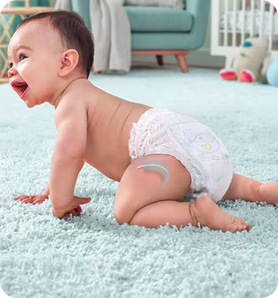 Pampers bezinde gülümseyen ve emekleyen bir bebek. Pampers bezinde gülümseyen ve emekleyen bir bebek.