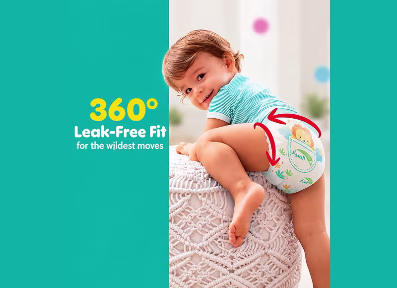 Happy toddler sitting on bed with 360° movement arrows — Pampers Pants early protection with 360° leak-free fit for the wildest moves Happy toddler sitting on bed with 360° movement arrows — Pampers Pants early protection with 360° leak-free fit for the wildest moves