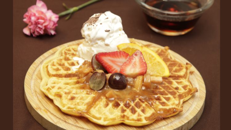 Álfheimur | Vöfflur með ís og rjóma 