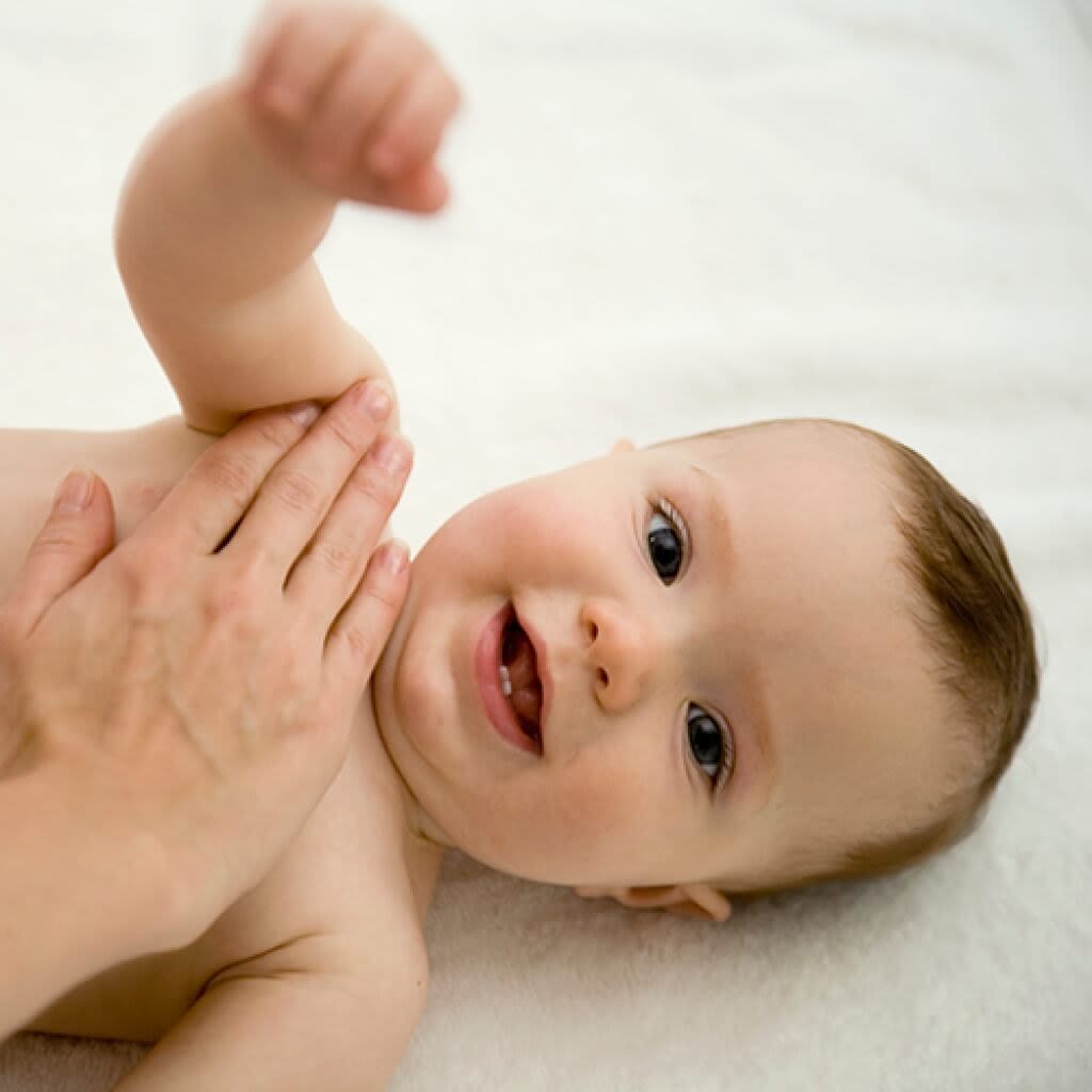 Guida al massaggio per il bambino: oltre i sei mesi