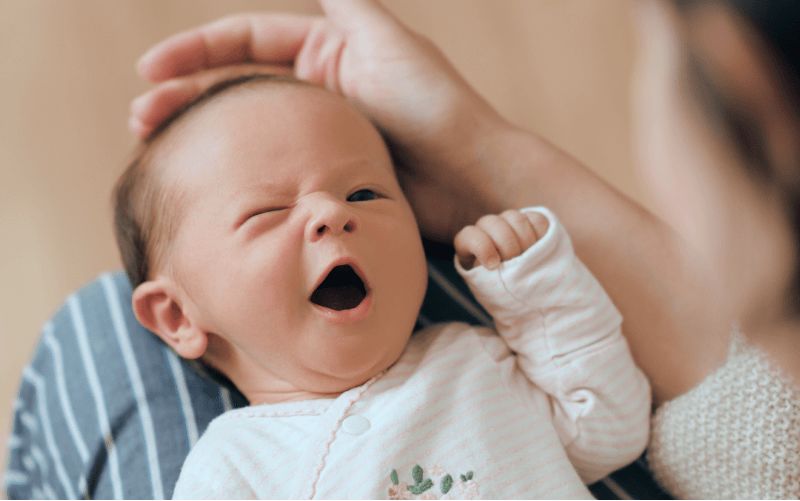 ¿Por qué se despierta el recién nacido?