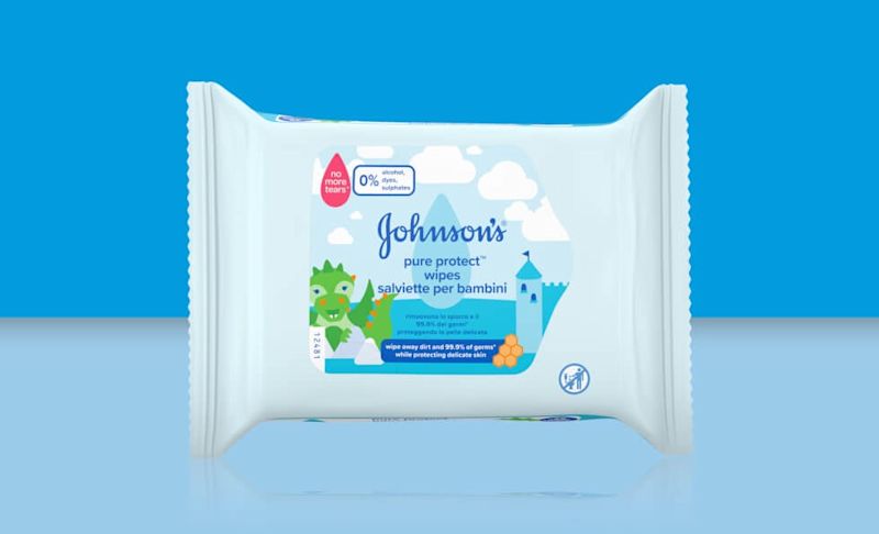 Mão de menina segurando o pacote de Johnson's Kids Pure Protect Lenços Umedecidos