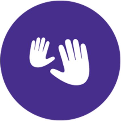 Das mãos num fundo roxo