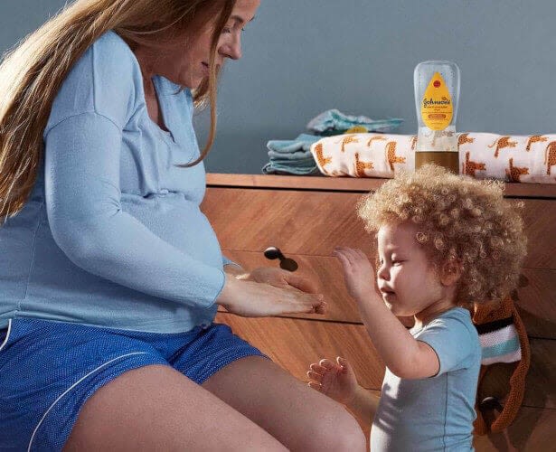 Mulher aplicando Johnson's Baby Gel Óleo nos braços