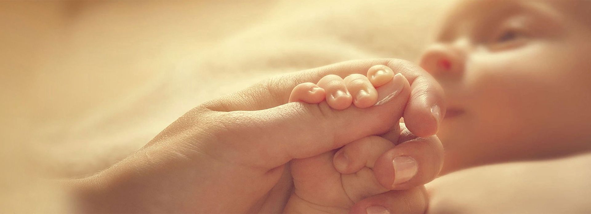 mama-tocando-mano-a-su-bebe-nuevo