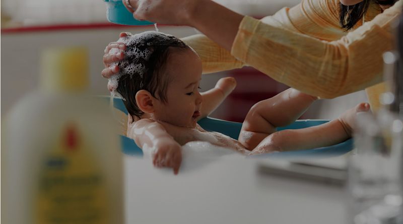 עם ג'ונסונס®, זמן האמבטיה יכול להיות הרבה יותר בשביל התינוק שלך