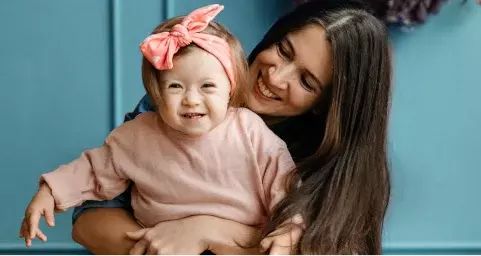 Imagen de una pequeña y su madre
