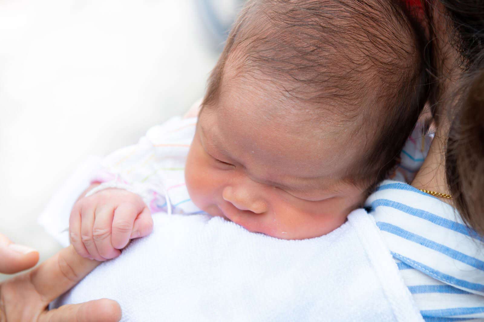 banner-cara-menyendawakan-bayi-yang-tepat-agar-perutnya-tidak-kembung-id-id