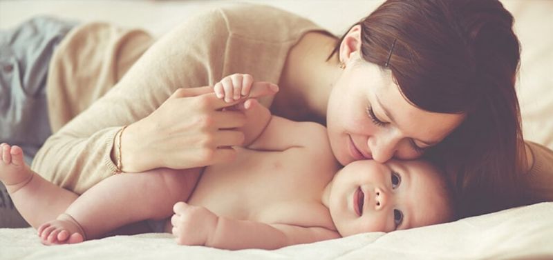Mãe e bebê brincando