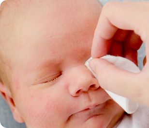 Lava el área de los ojos