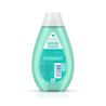 A green bottle of Johnson's baby shampoo stands upright against a white background. Text reads: "Johnson's, champú para bebé, sin parabenos" and a small white triangle symbol, "200 ml".