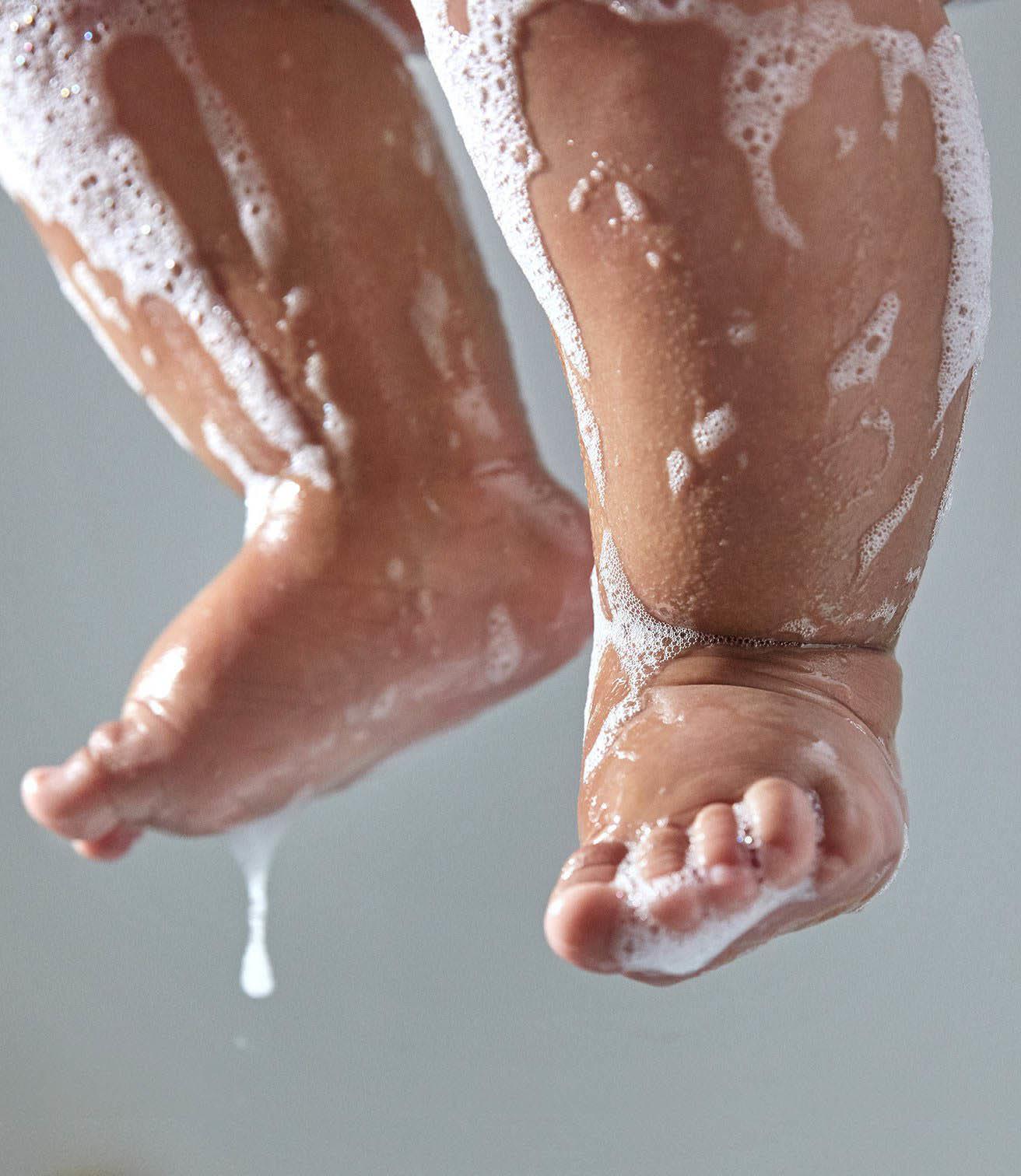 Sólo agua no es suficiente para limpiar el bebé.