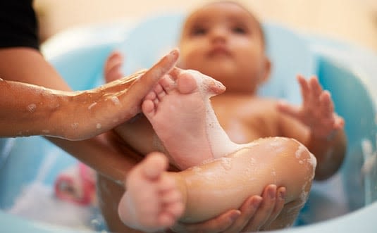 giving-your-baby-a-sponge-bath