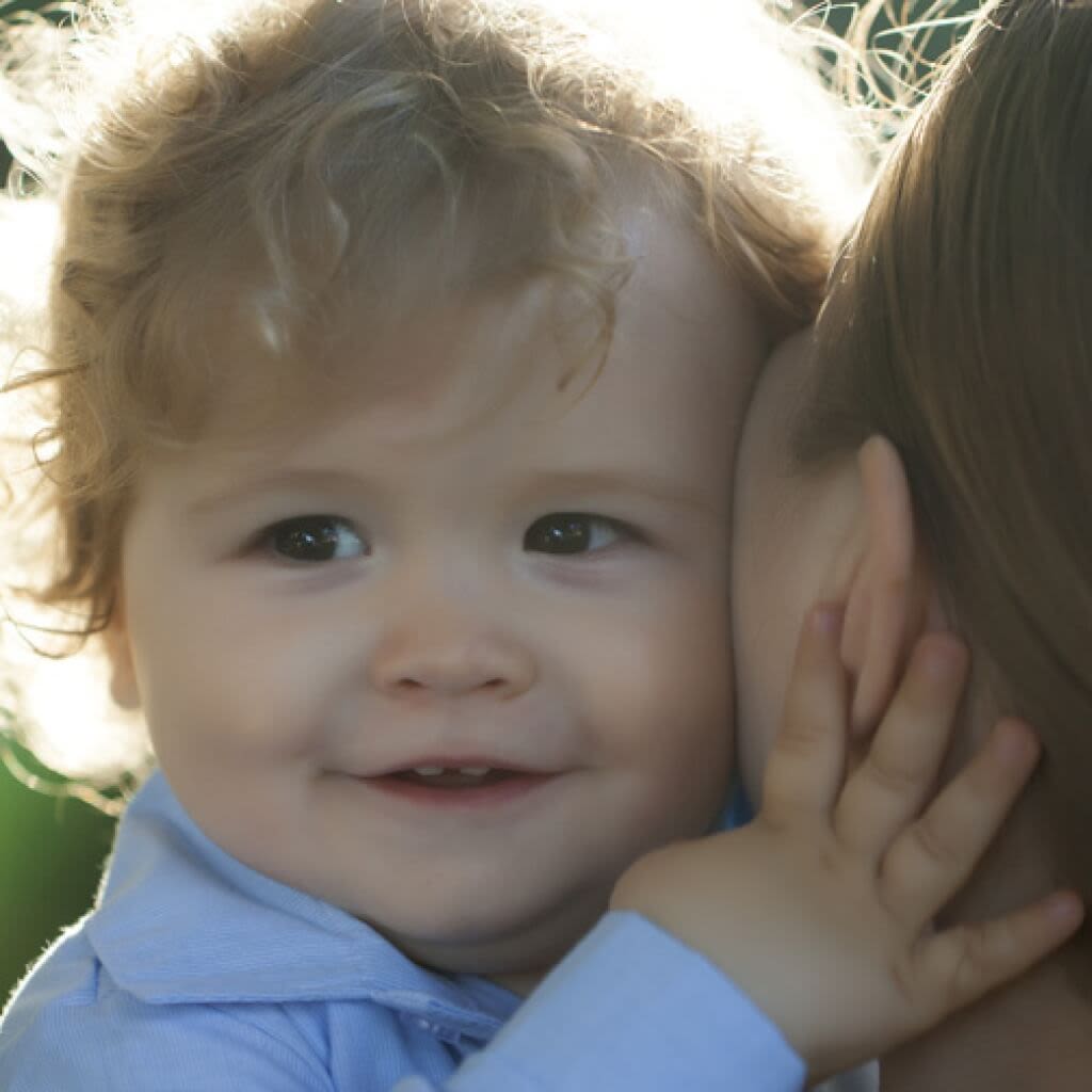 Mãe e bebê sorrindo