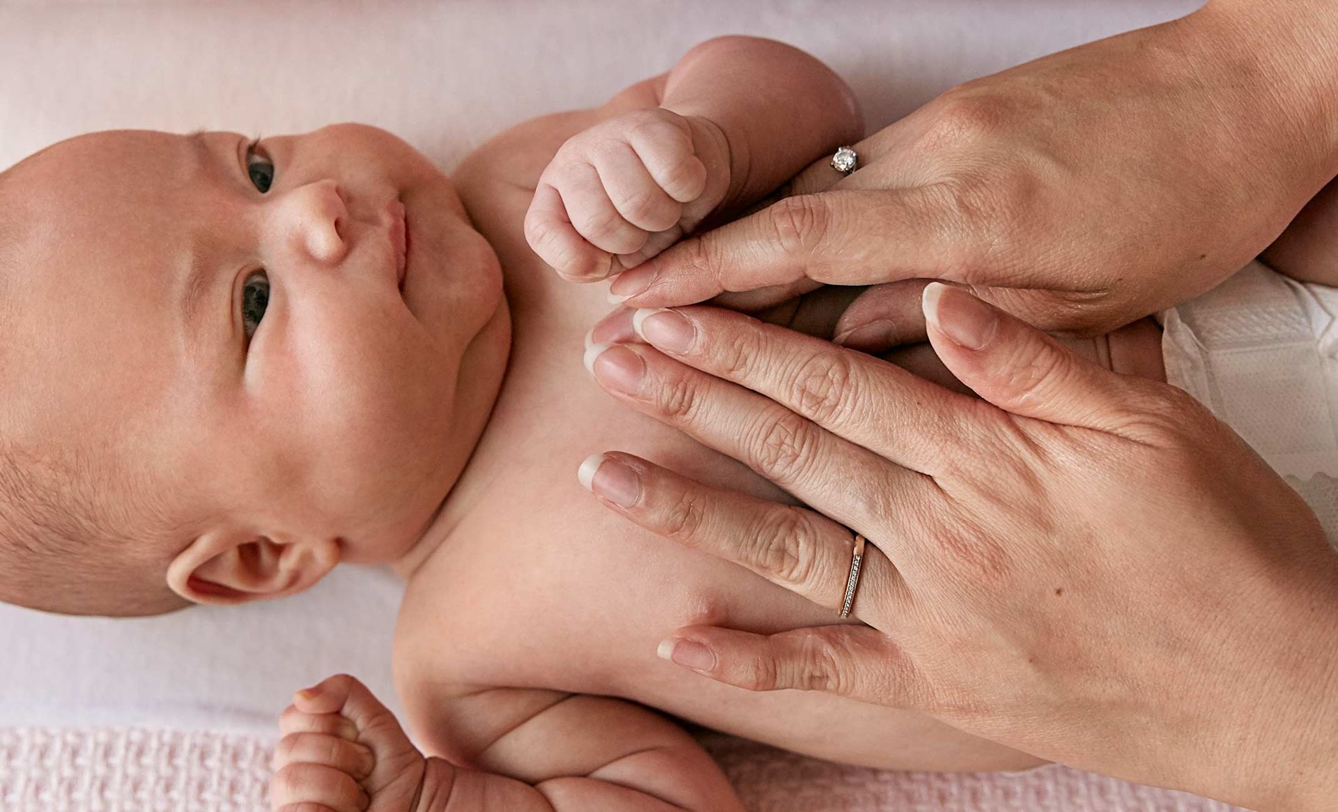 Une maman massant son bébé