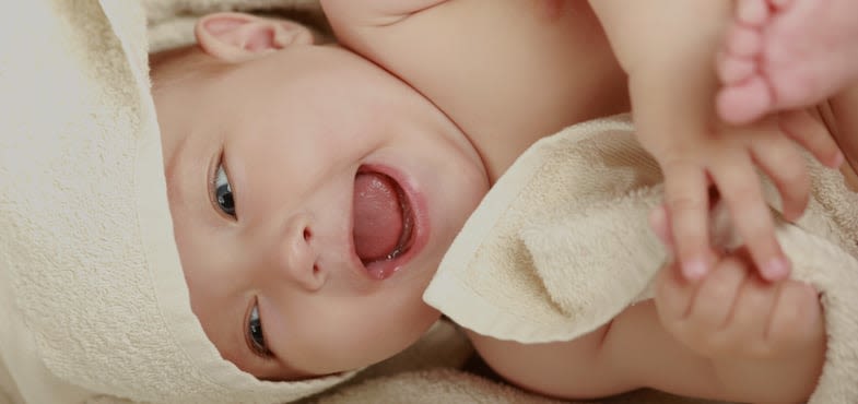Mulher sorrindo com um bebê no colo