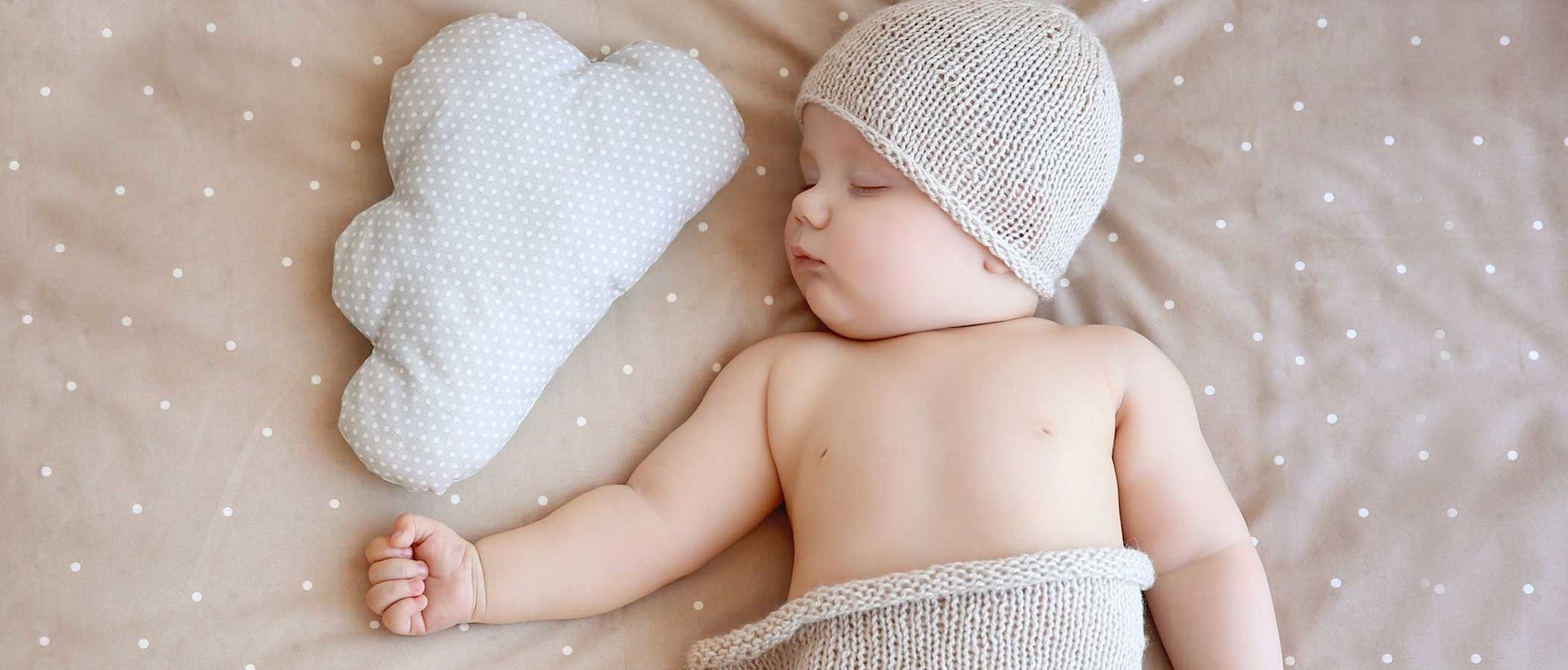 bebe durmiendo en su cuna