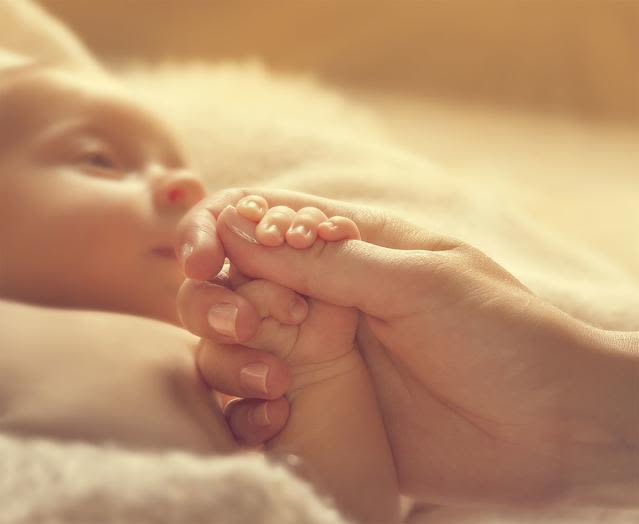 mama-tocando-mano-a-su-bebe-es-py