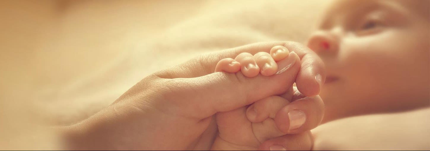 mama-tocando-mano-a-su-bebe-nuevo