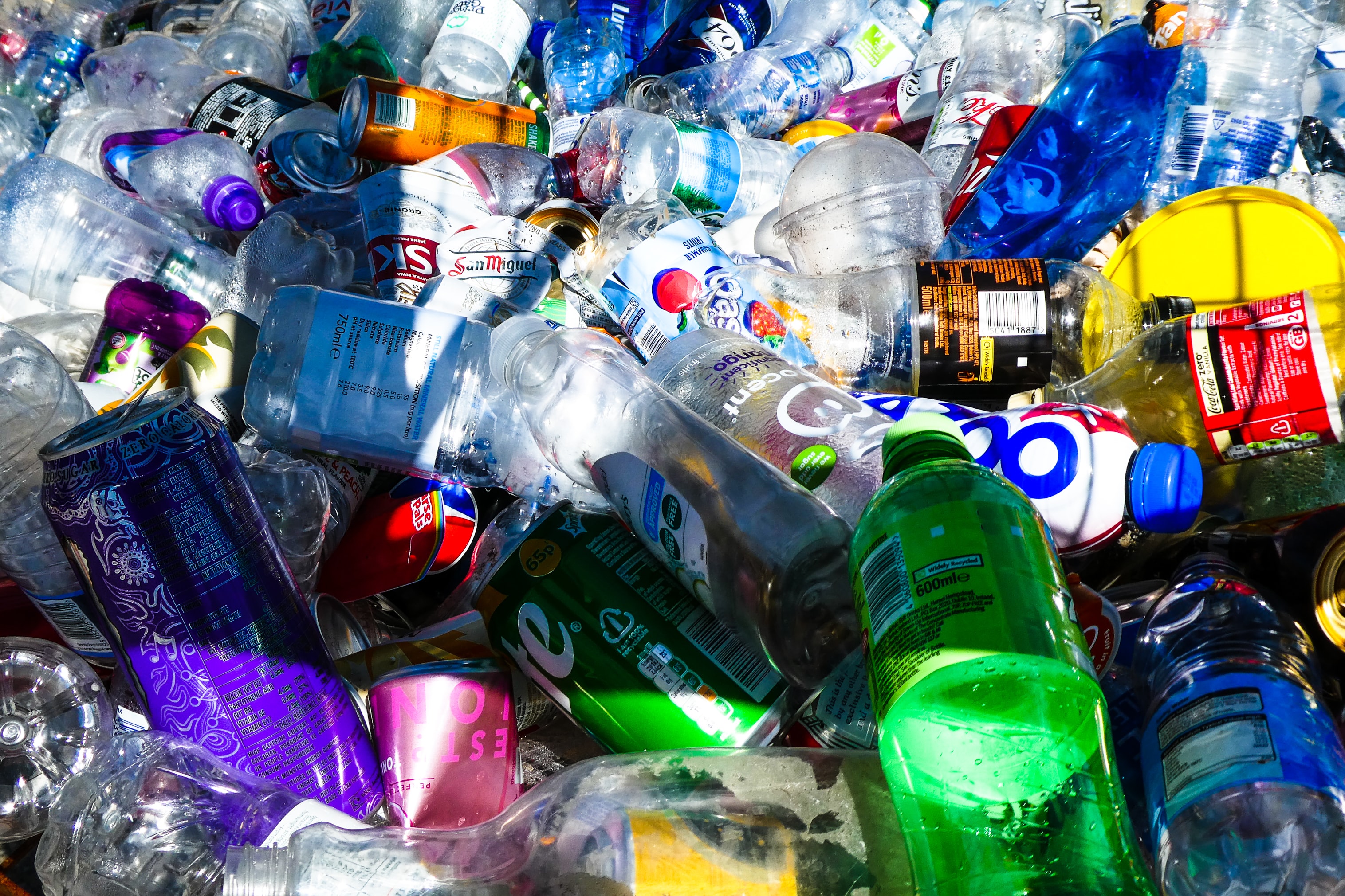 The Coca‑Cola Company est la première entreprise à lancer dans l'ensemble  du Canada des bouteilles de plusieurs marques de boissons pétillantes  faites de plastique 100 % recyclé