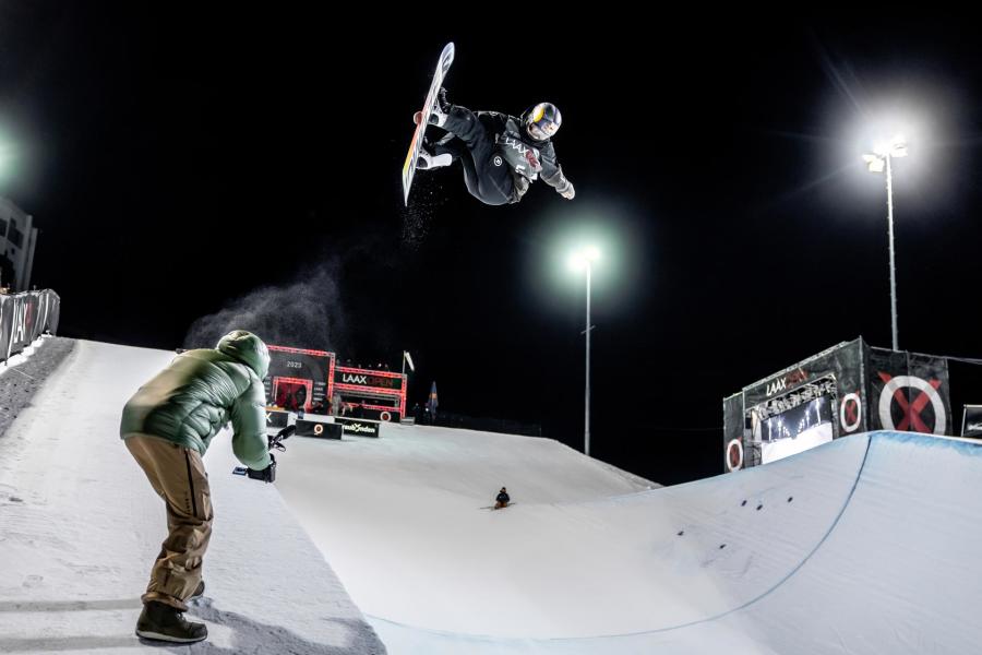 Halfpipe Snowboarder