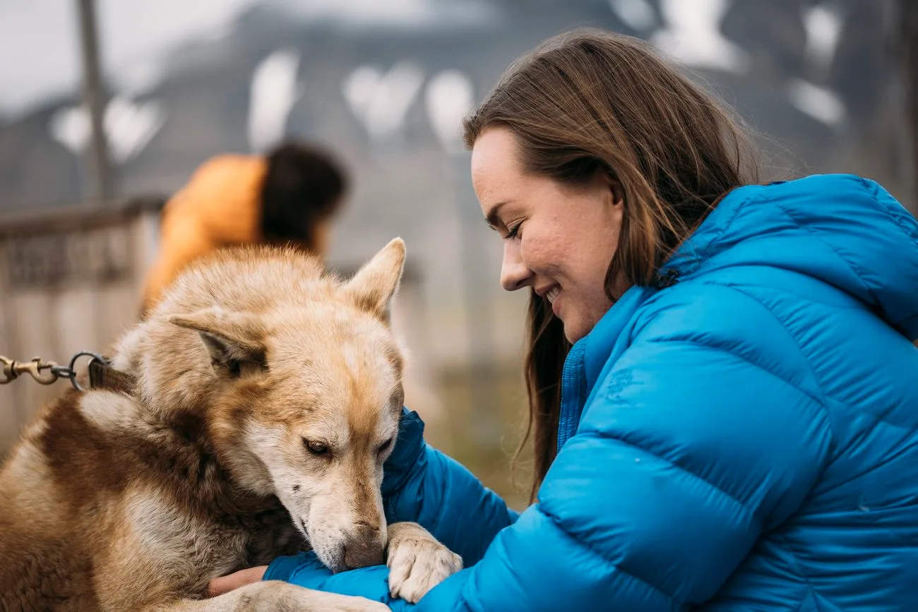 dog-Svalbard-Husky-cuddle
