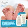 Photo de face du nettoyant et du baume Départ sain pour nouveau-nés Aveeno® Bébés, avec les pieds d’un nouveau-né en arrière-plan