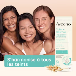 Trois femmes souriantes de diverses cultures qui se font un câlin
