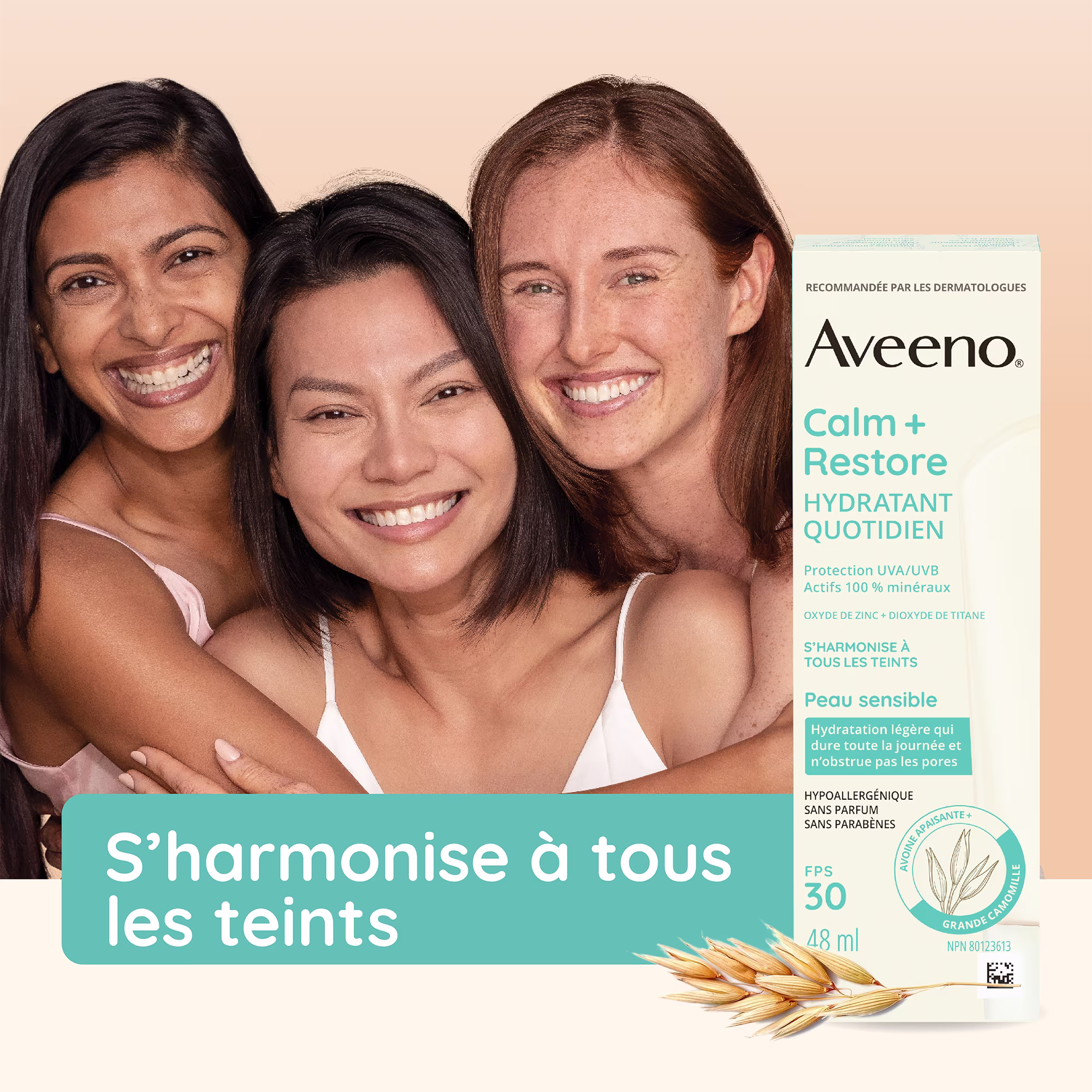 Trois femmes souriantes de diverses cultures qui se font un câlin