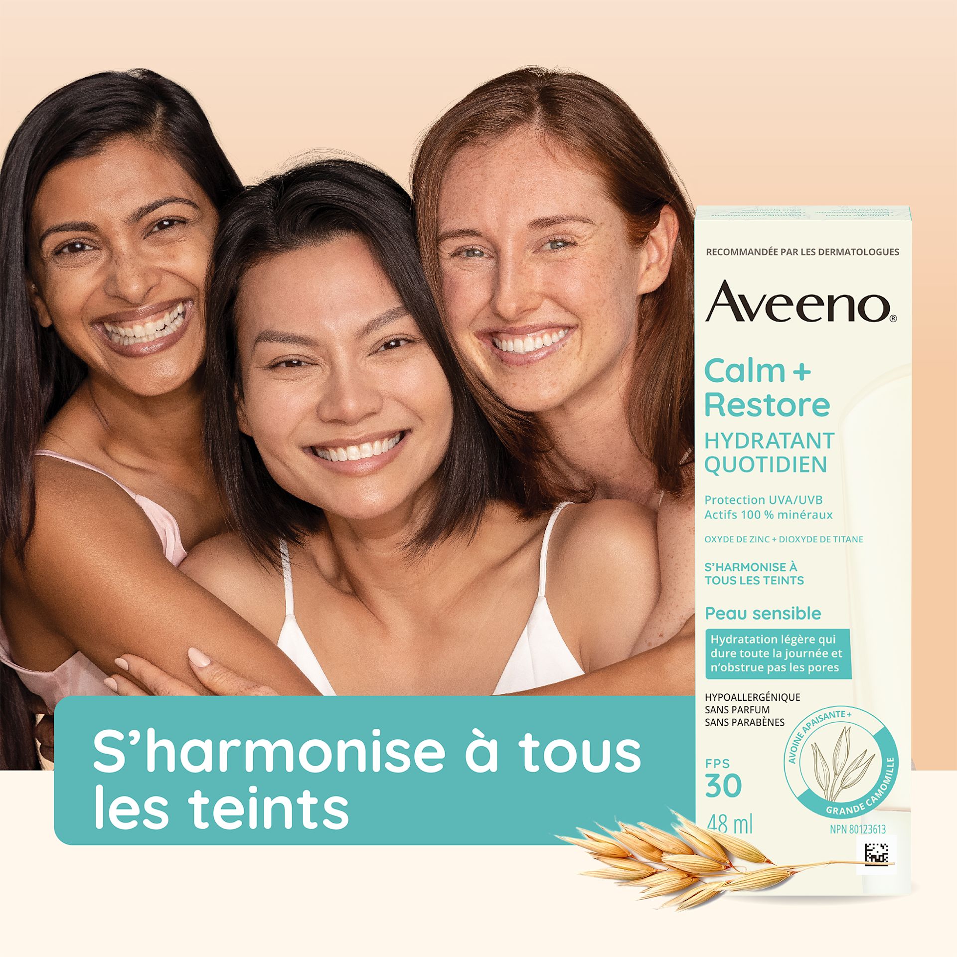 Aveeno® Calm + Restore Daily Moisturizer Mineral SPF 30 Image 4 - Aveeno FR-CA Trois femmes souriantes de diverses cultures qui se font un câlin
