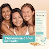 Aveeno® Calm + Restore Daily Moisturizer Mineral SPF 30 Image 4 - Aveeno FR-CA Trois femmes souriantes de diverses cultures qui se font un câlin